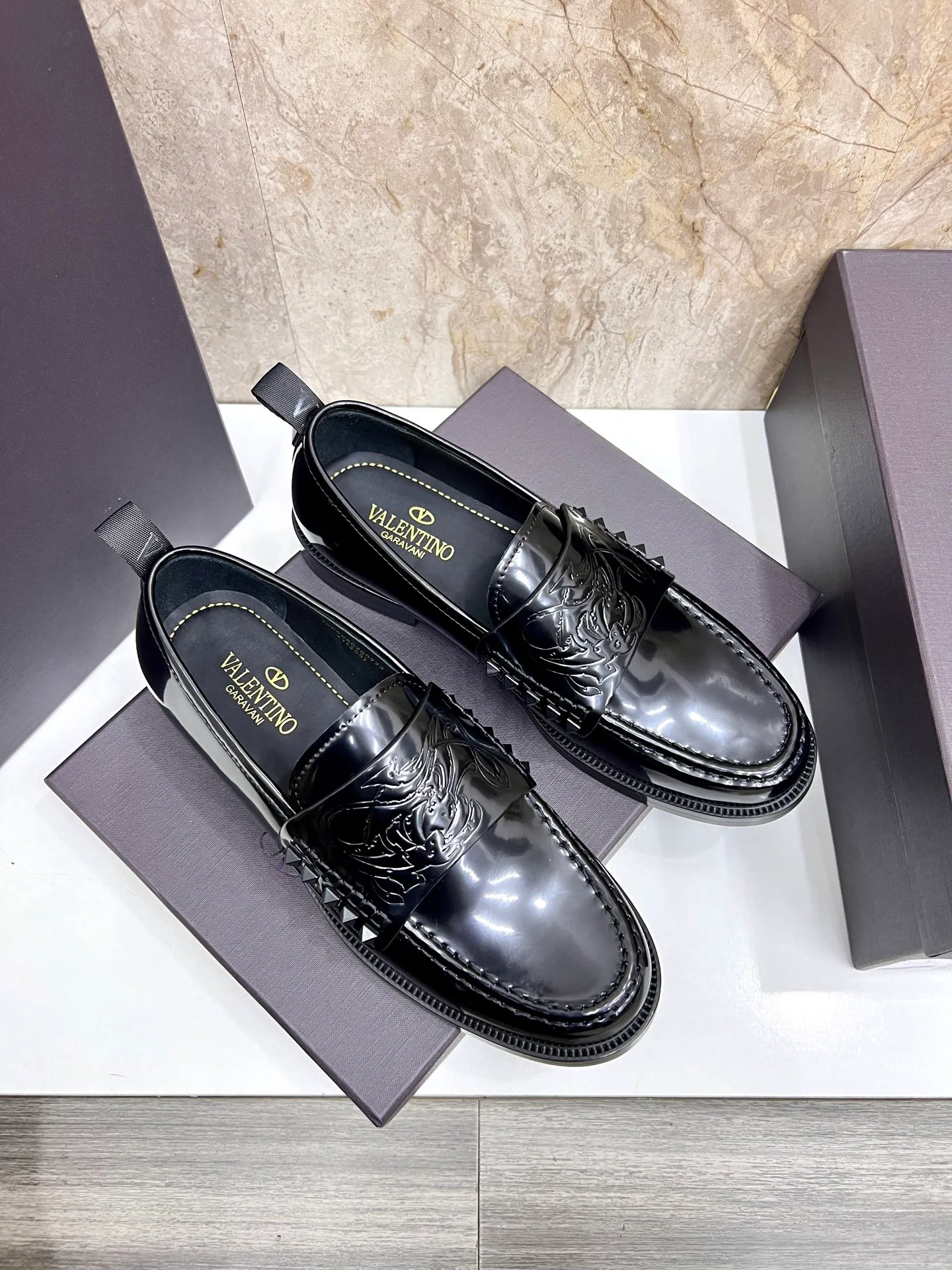 Men's men's shoes💰780 Valentino New men's V logo micro-label business casual loafers. These Derby loafers are made of imported cowhide leather. They are light in texture and cool in style. The uppers are decorated with brand logo buckles, showing off the big-name style! The lines reveal novel urban trends. The toe is round and full, and the rubber foam sole and triple protruding leather welt complement each other. It is extremely fashionable and charming, with dyed calfskin lining, genuine leather feet, and standard logo decoration. It is simple yet elegant. It has a classic European and American loose style and is extremely comfortable on the feet. Size: 39-44 (customized at 38.45.46)